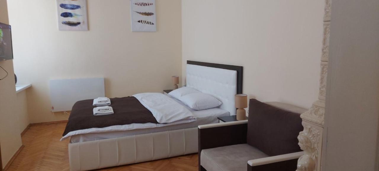 White Rooms On City Center Lviv Exterior photo